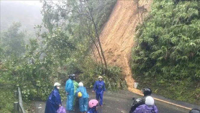 Quốc lộ 49 bị sạt lở, một số tuyến đường ở miền núi bị ngập do mưa lớn